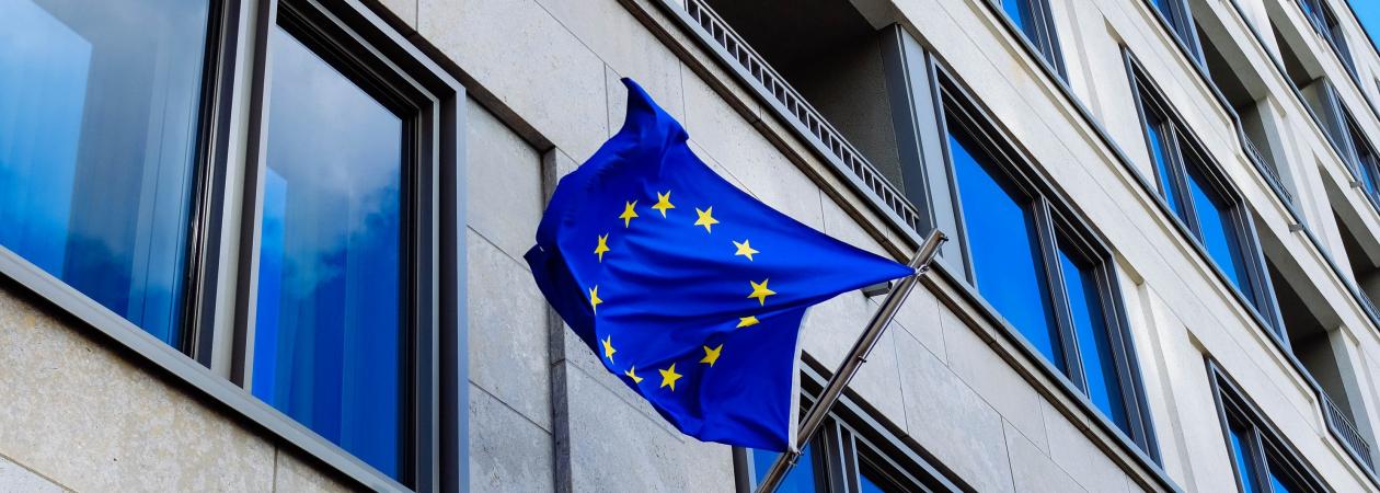 Bandeira UE na fachada de edificio